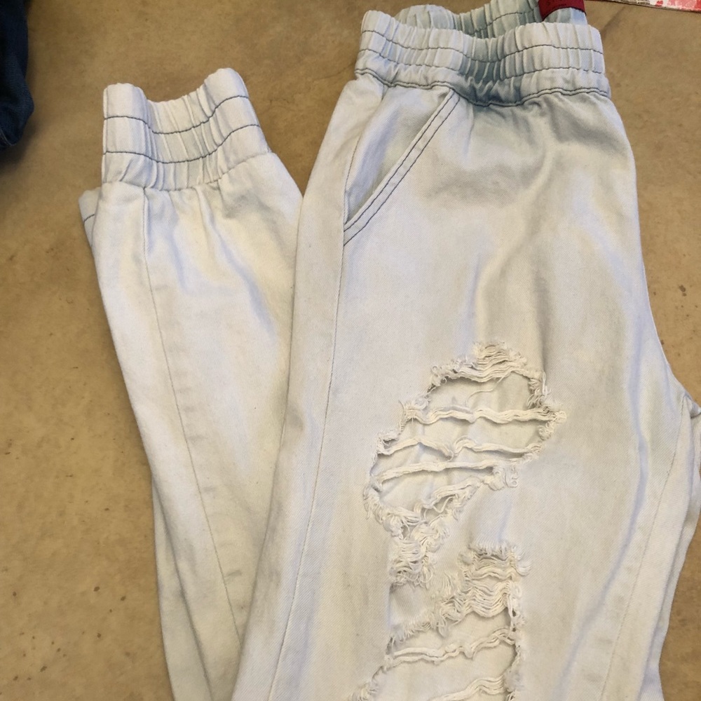 Ripped elastic waist jeans